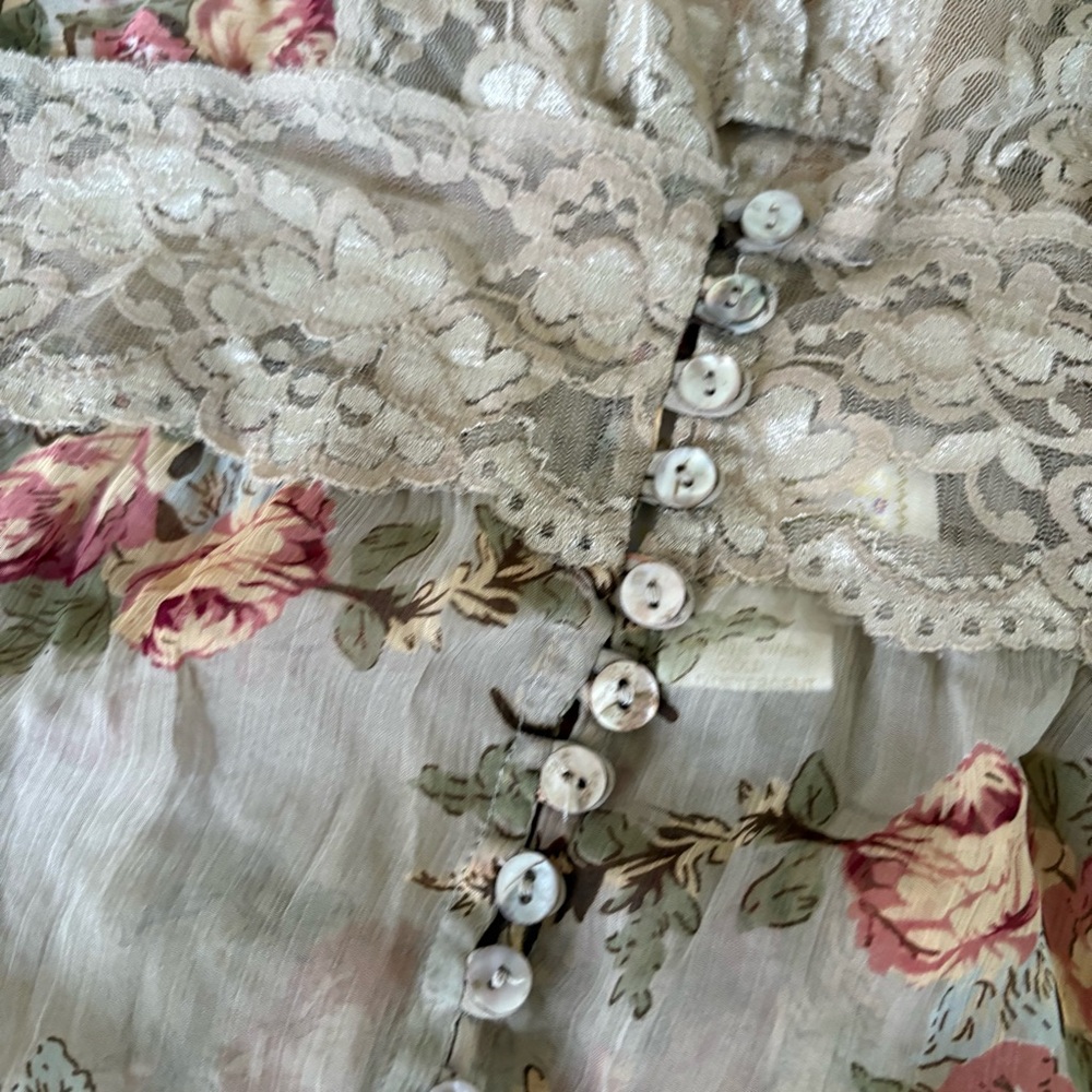 Passport Beige Floral Lace-Trim V-Neck Blouse - Picture 4 of 6